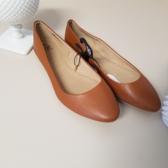 WOMEN'S TIME AND TRU TAN FLAT SLIP ON LOAFERS. NEW - Picture 2 of 4